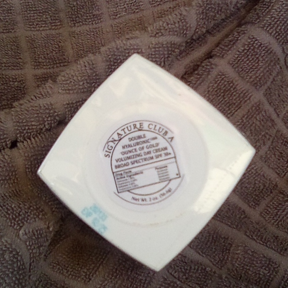 Signature Club A Double Hyaluronic¹⁰⁰⁰ Ounce of Gold's Volumizing Day Cream - Picture 4 of 4